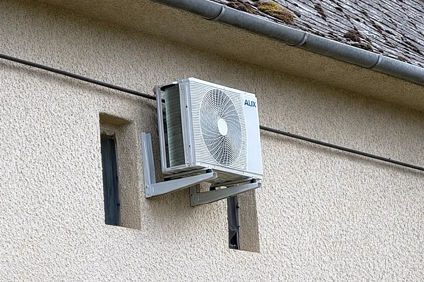 Falra szerelt kültéri egység konzolon
