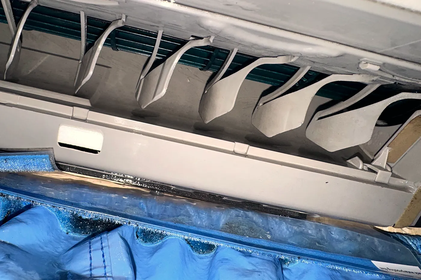Beltéri egység átmosás közben: a víz a kék mosózsákba gyűlik